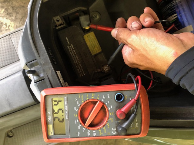 バッテリーの電圧チェック