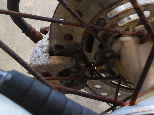 ブレーキキャリパーの激しい腐食とスポークの錆び