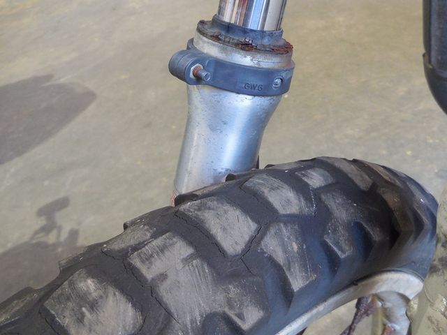 劣化でひび割れているタイヤ