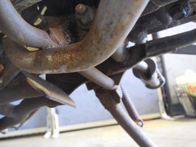 ダウンチューブやエキパイなど車体底部の激しい錆び