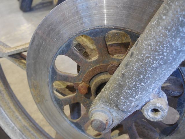 劣化の激しいアウターチューブ