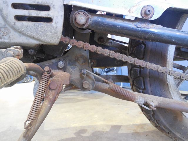 スタンドやボルト・チェーンなどは錆びで覆われています