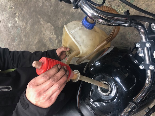 タンクからポンプを使ってガソリンを排出