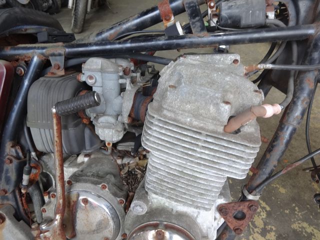 ボルトは固着し腐食が激しいエンジン