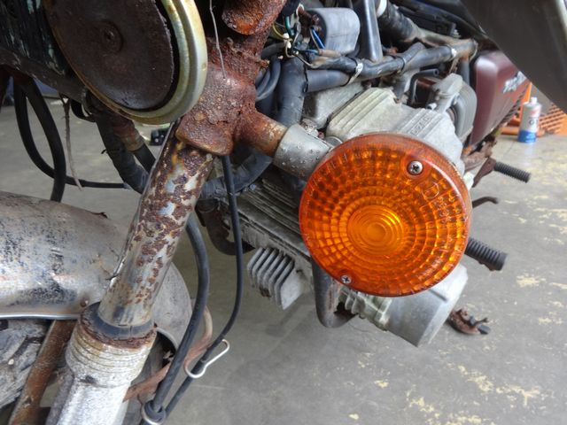 腐って穴が開いているフロントフォーク