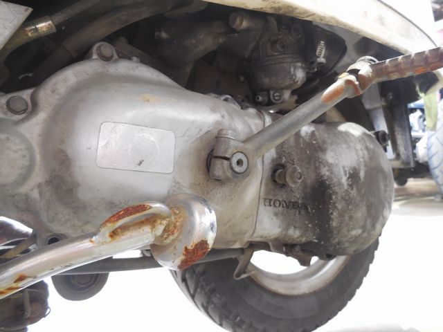 オイル漏れや腐食も目立つ不動エンジン周辺