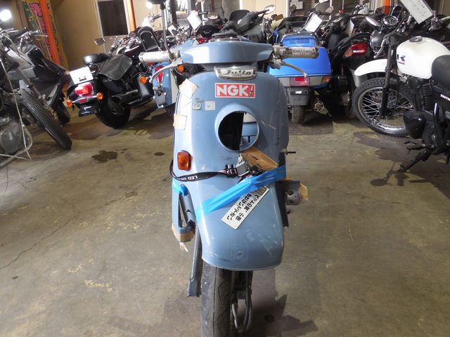 ヘッドライト欠品でボロボロ感漂うフロントの姿