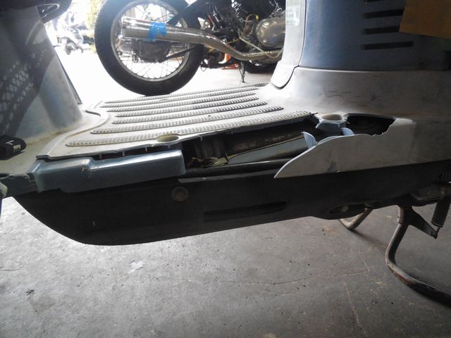 大破しているステップボードとサイドモール