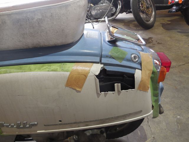 左サイド割れて穴の開いているサイドカウル