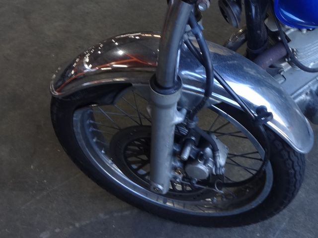 捲れあがって変形しているフロントホイール