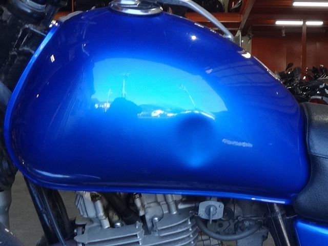 青にオールペンされたタンクにある大きな凹み