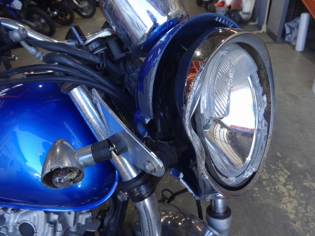 変形しているヘッドライト、割れているウィンカーレンズ