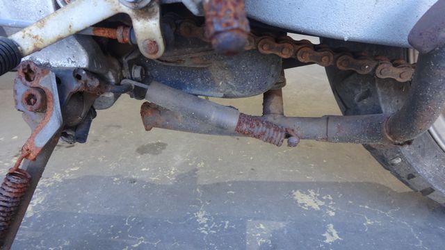 錆びで固着しているばねやボルトのあるスタンド周辺