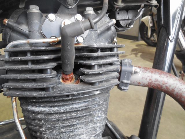 スパークプラグは錆びで固着、腐食が非常に目立つエンジン