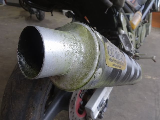 排気口に煤のたまってる社外マフラー