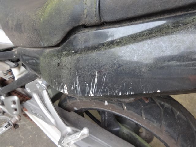 色褪せや転倒傷が目立つシートカウル