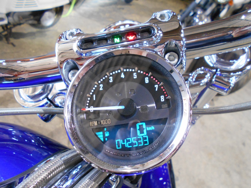 CVO特有フルメッキ塗装のメーターが示す走行距離は4.2万キロ超