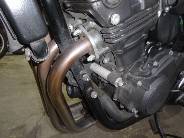 焼けて変色しているエキパイや接合部の錆び