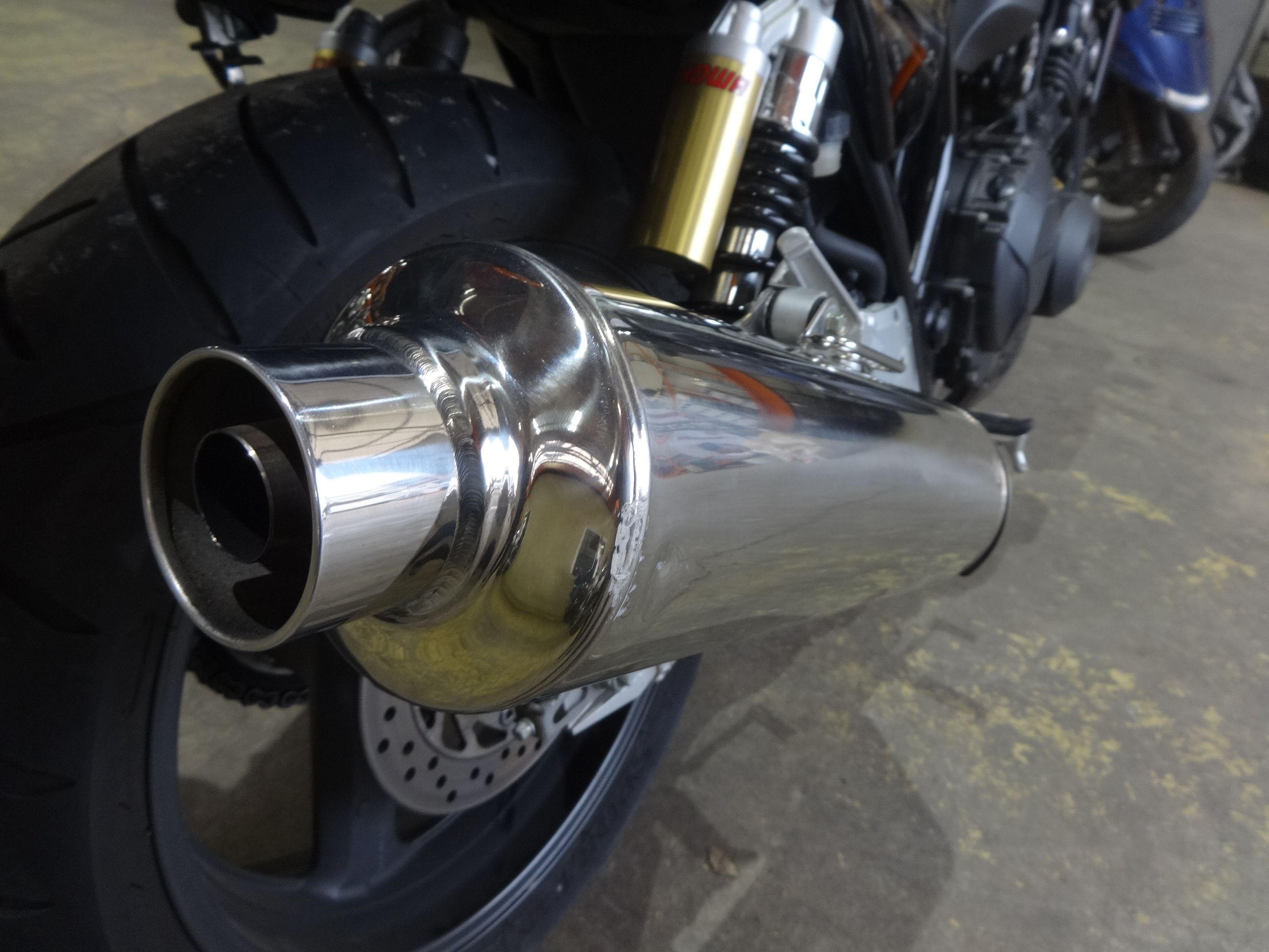 ぶつけた傷があるサイレンサー