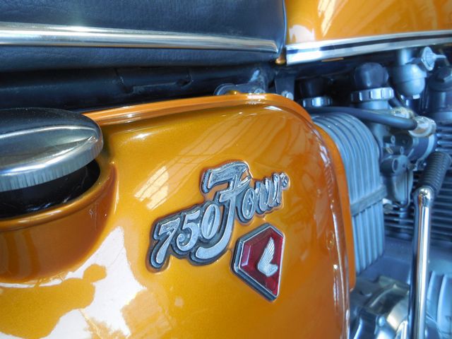 750Fourのエンブレムも塗装ハゲが少なく良い状態