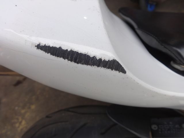 テールカウルに広範囲の転倒傷