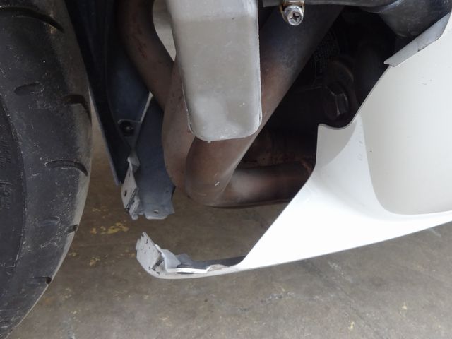 破損しているアンダーカウル