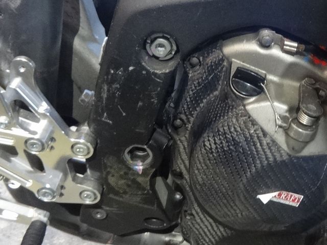 エンジンマウント部の転倒傷