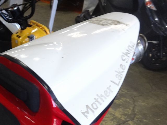 社外のテールカウルで汚れやステッカー剥離あと有