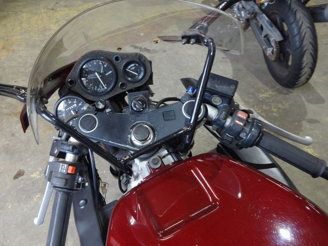 歪んでいるステム