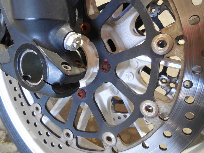 錆びの目立つダブルディスクのローター