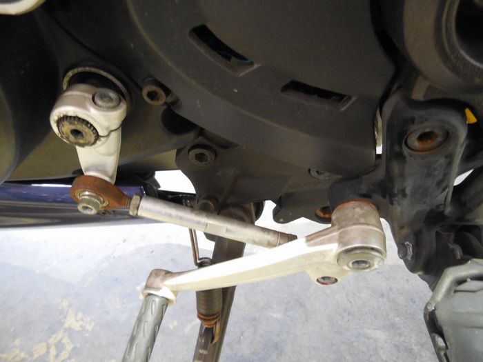 シフトペダル周辺に目立つ錆びや曲り