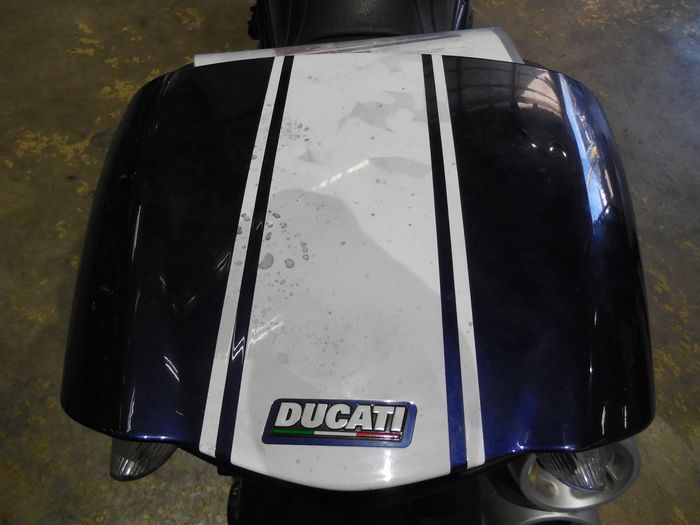 傷や汚れの目立つテールカウル