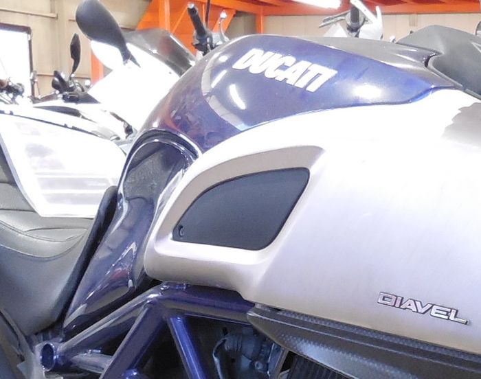 本来の色つやを失っているガソリンタンク