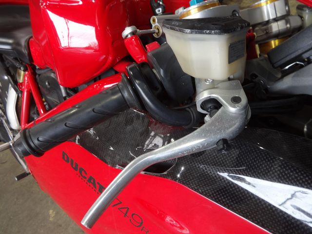 先端が折れているブレーキレバー、フルードリザー場タンクの転倒傷