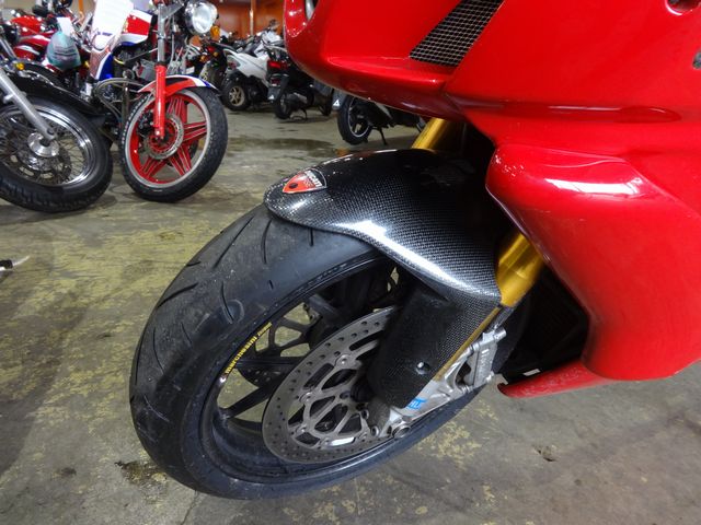 オーリンズのサスペンション、フロントフェンダーに割れ