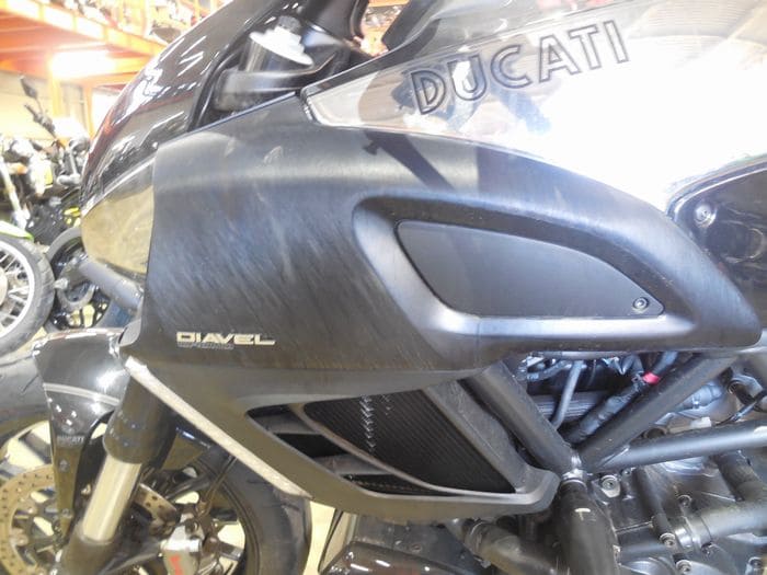 小傷や汚れが目につくセンターカウル