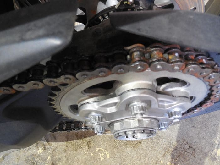 ローラーや外部プレートに錆のあるチェーン