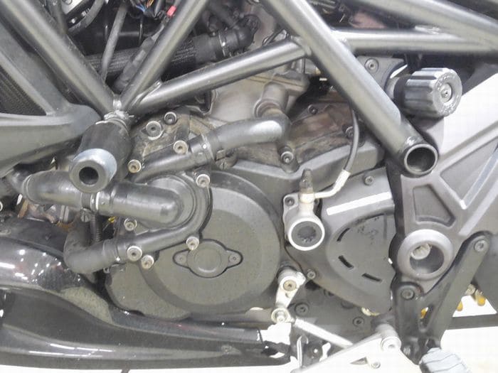 汚れやボルト類に錆が散見されるエンジン回り