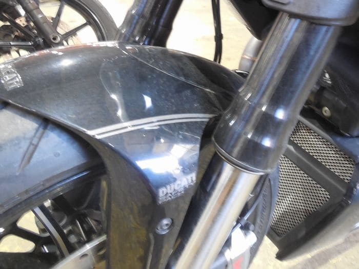 汚れの目立つフロントフェンダー