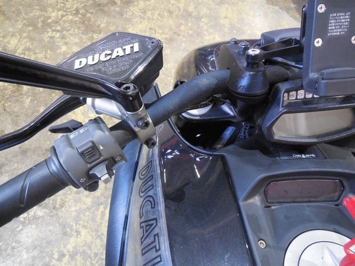 錆びや使用感の感じられるハンドル周り