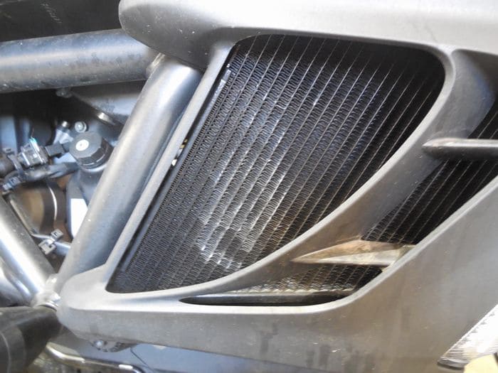 広範囲でフィンが曲がっているラジエーター