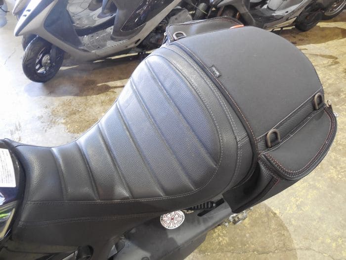 クロモ特有のステッチが入ったシート