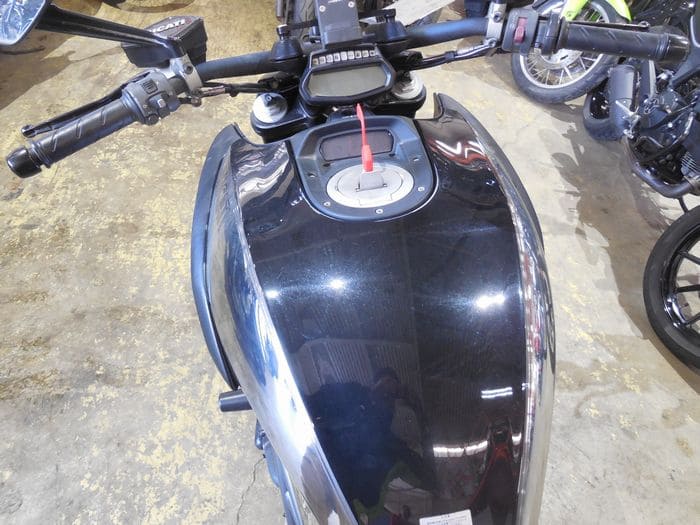 小傷や汚れが目につくタンク