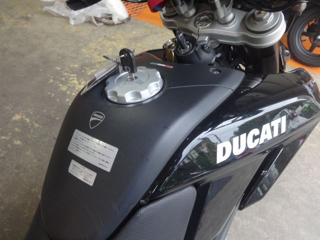 タンクカバーにやや目立つ擦り傷