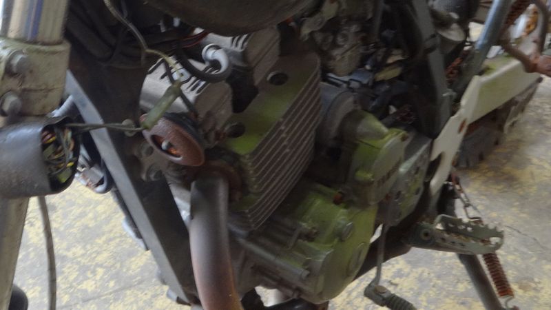 始動が確認できない腐食錆びで覆われたエンジン