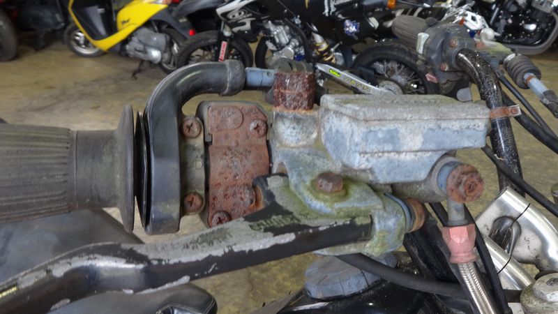 腐食と劣化を極めたフルードタンクやブレーキ回り