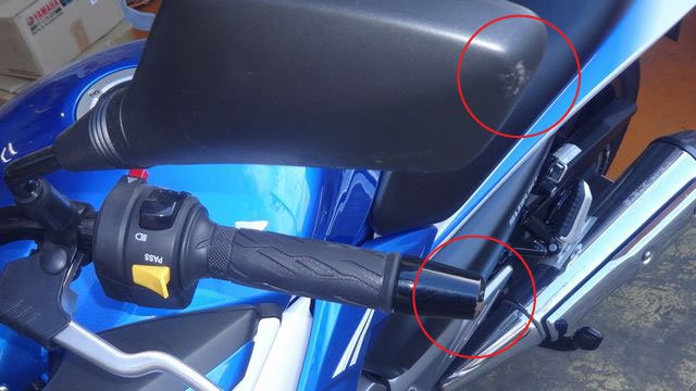 バーエンドとミラーカバーに削れ傷