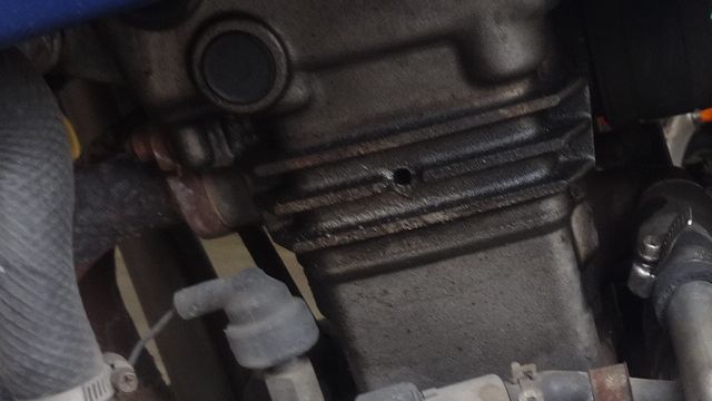 腰下付近から大量のオイル漏れ痕のあるエンジン