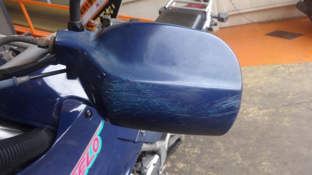 ナックルガードの目立つ擦り傷