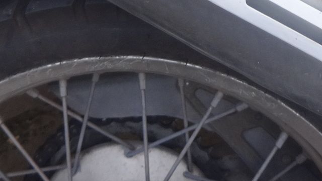 ダート走行で傷ついたホイール